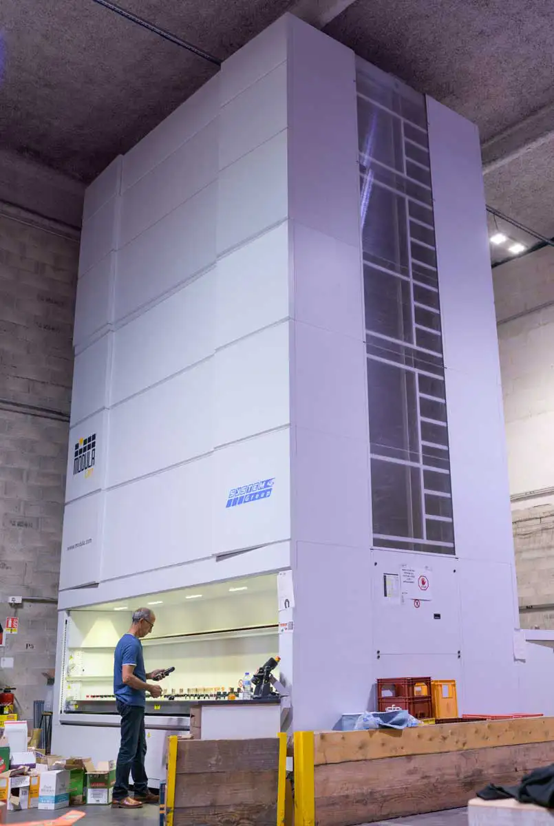Système de stockage vertical automatisé Modula pour la logistique de boissons, projet réalisé par 3W